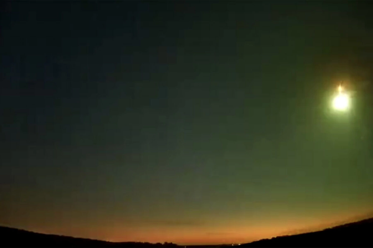 Rusiya üzərində parlaq meteor müşahidə olunub Rusiya üzərində parlaq meteor müşahidə olunub