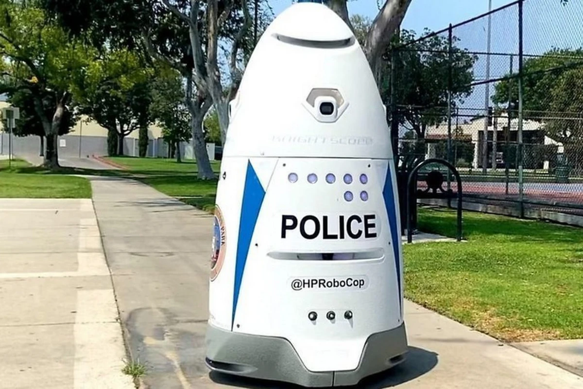 Los-Anceles küçələrində robot polislər xidmət edir