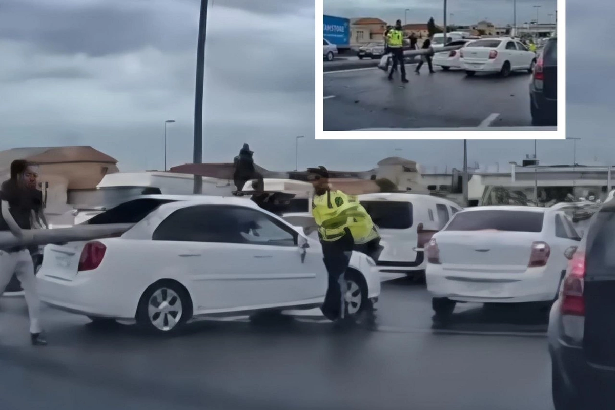 Bakıda BMW işıq dirəyini vurub başqa maşının üzərinə aşırtdı - GÖRÜNTÜLƏR