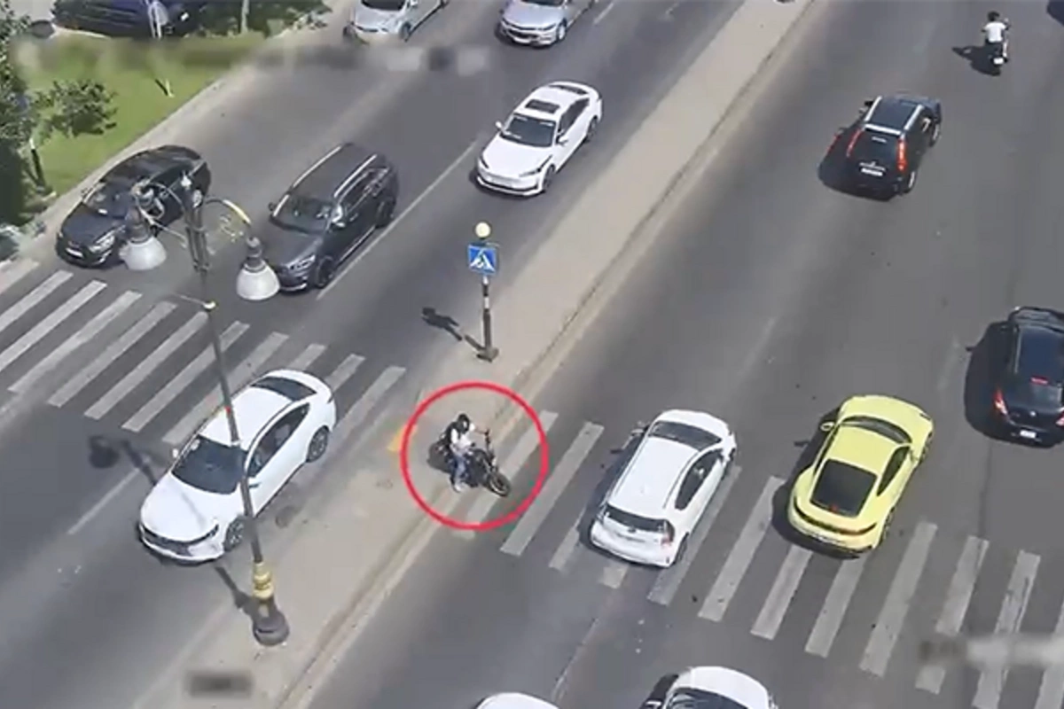 Bakıda moped sürücülərinin törətdiyi dəhşətli qəzaların ANBAAN GÖRÜNTÜLƏRİ Bakıda moped sürücülərinin törətdiyi dəhşətli qəzaların ANBAAN GÖRÜNTÜLƏRİ