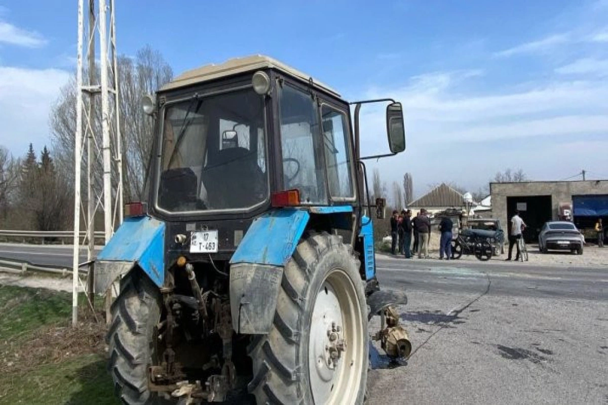 Sabirabadda avtomobil traktorla toqquşdu: Sürücü ağır yaralandı