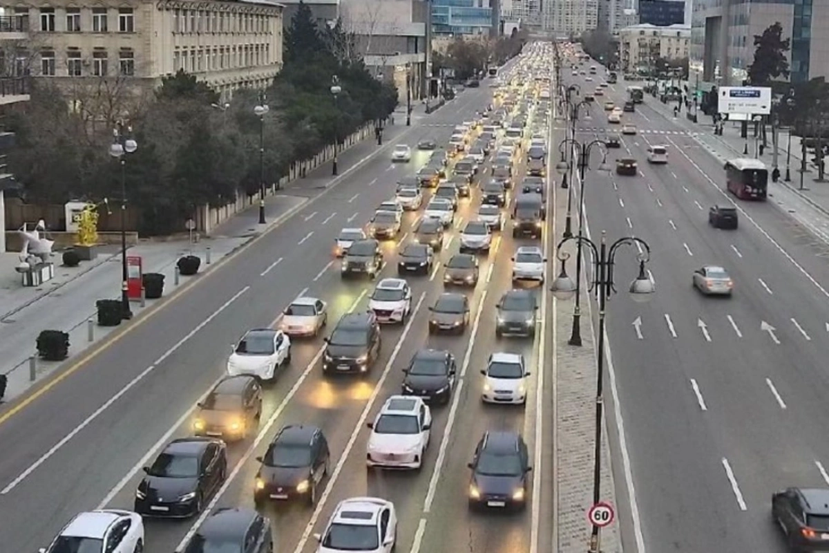 Bakının bir sıra yollarında tıxac yaranıb