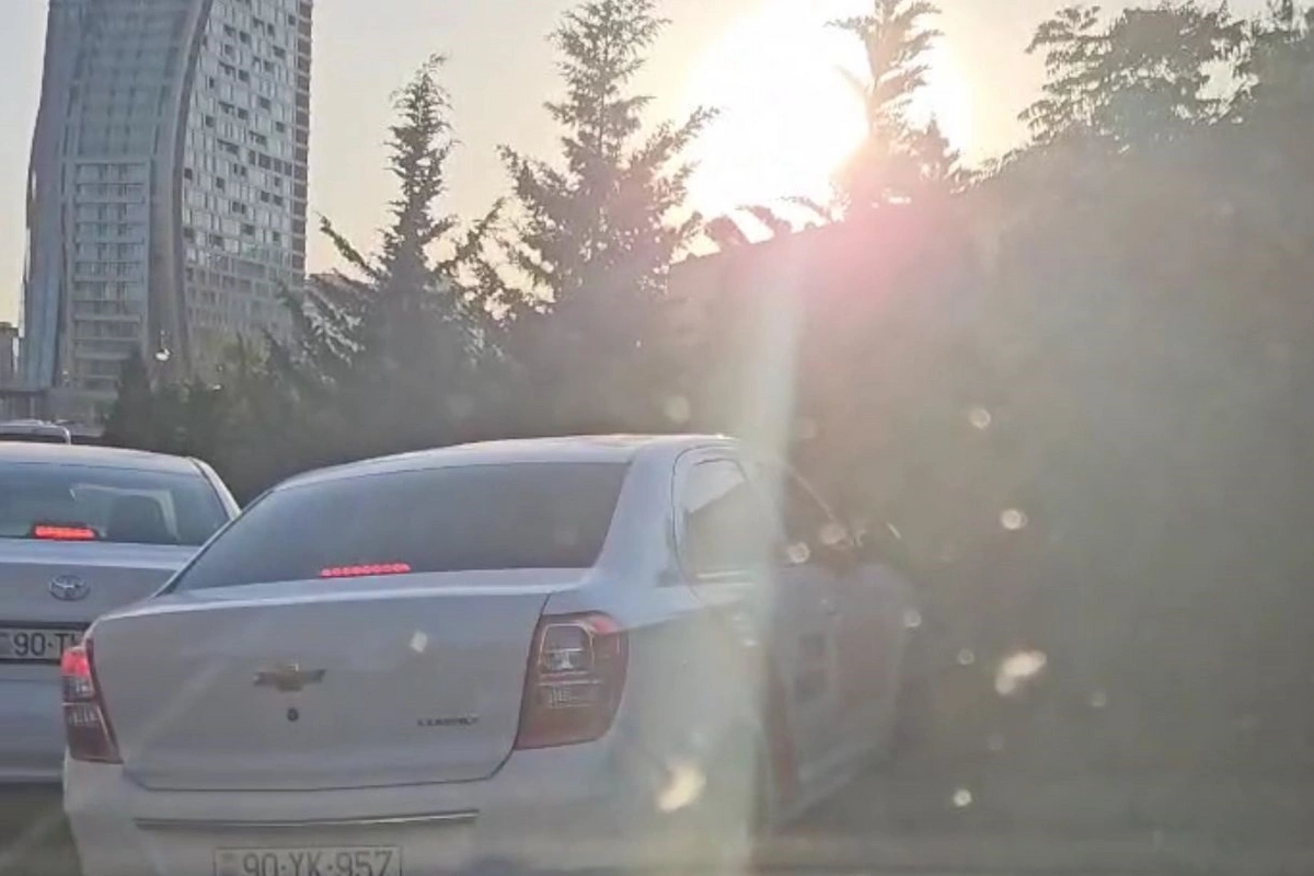 Bakıda tıxaclı yolda taksi sürücüləri at oynadır Bakıda tıxaclı yolda taksi sürücüləri at oynadır