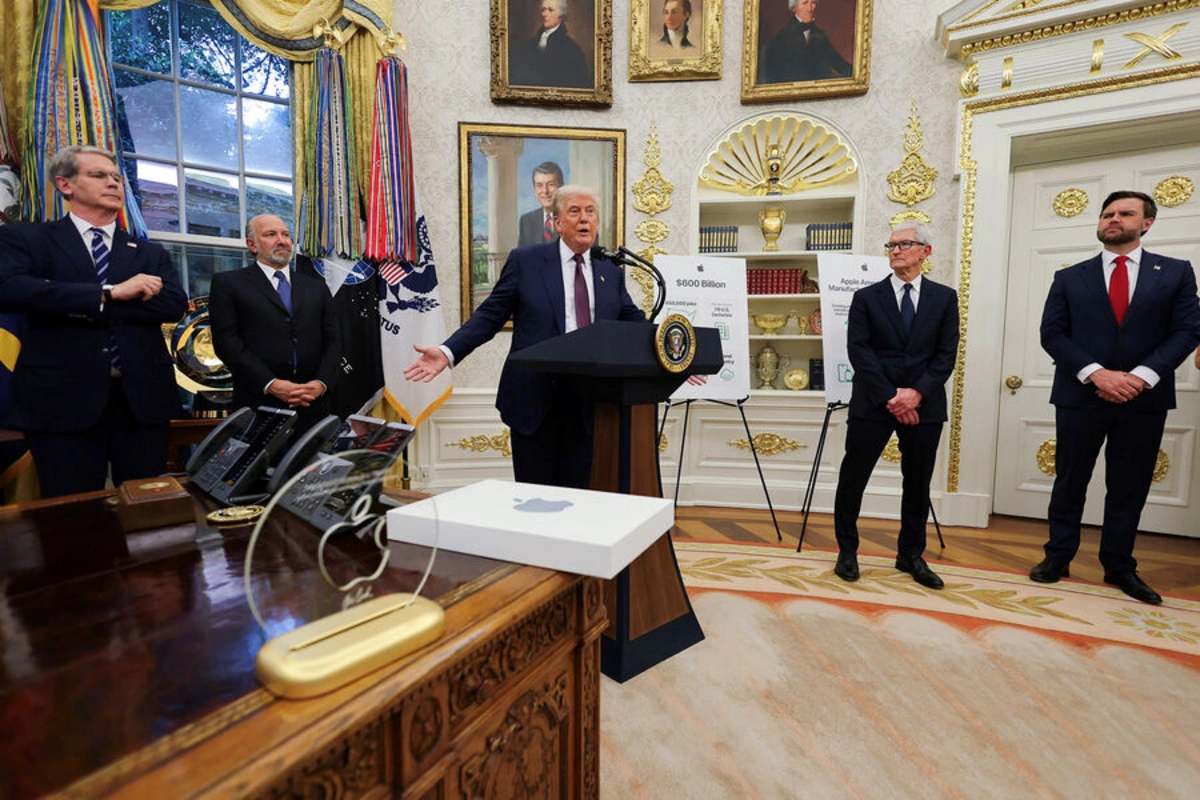Apple gifted Donald Trump an American piece of glass