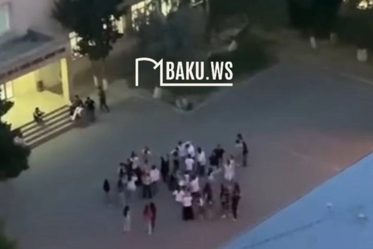 Bakıda məktəbdə çəkilən bu görüntülər müzakirələrə səbəb oldu Bakıda məktəbdə çəkilən bu görüntülər müzakirələrə səbəb oldu