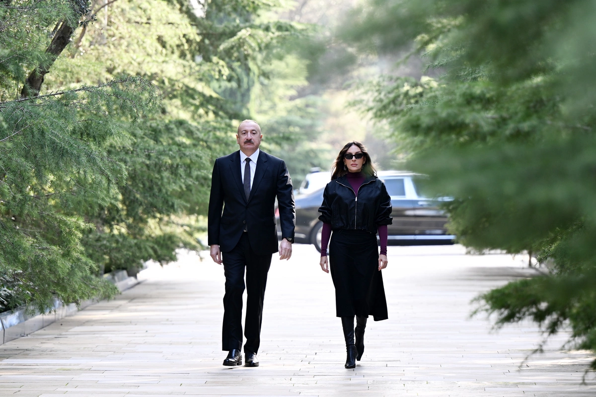 Ilham Aliyev and Mehriban Aliyeva visited the grave of the national leader Heydar Aliyev