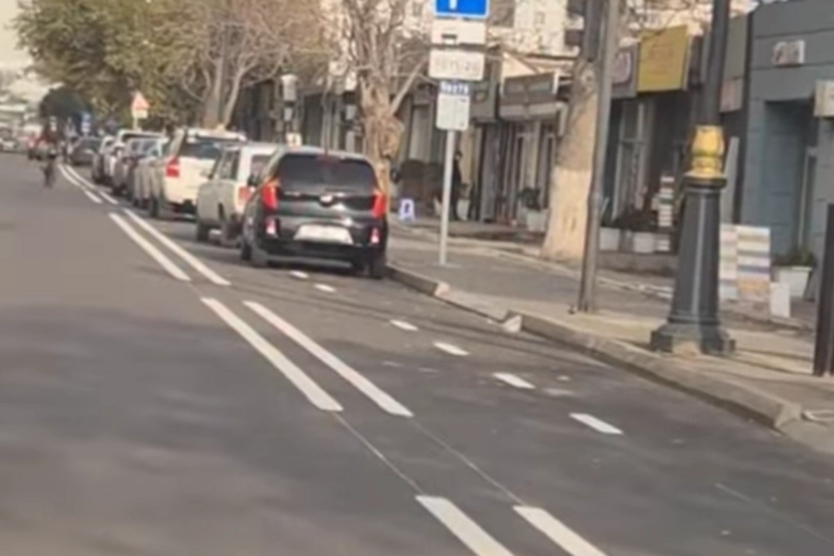 Nərimanovda qəribə hal - Maşınlar velosiped zolağında park edib