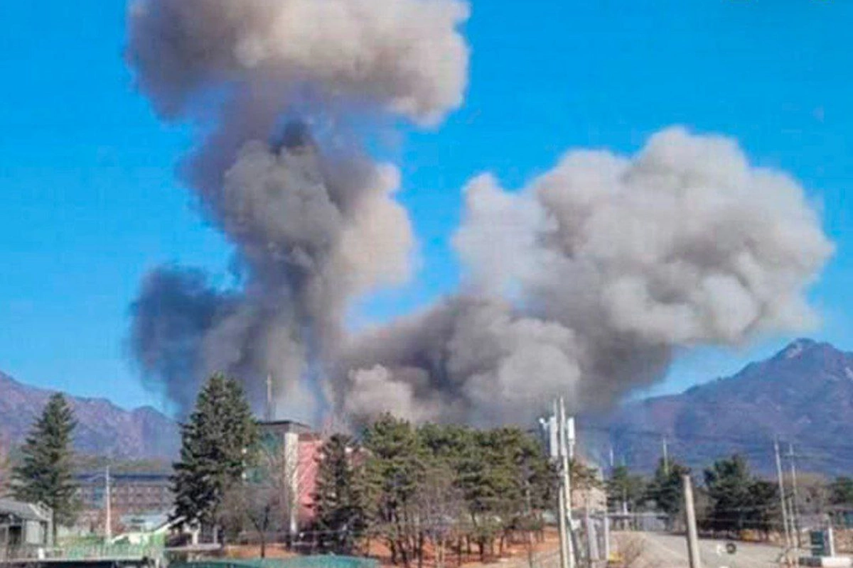 Təlim keçirən hərbi təyyarə səhvən şəhəri bombaladı - Yaralılar var