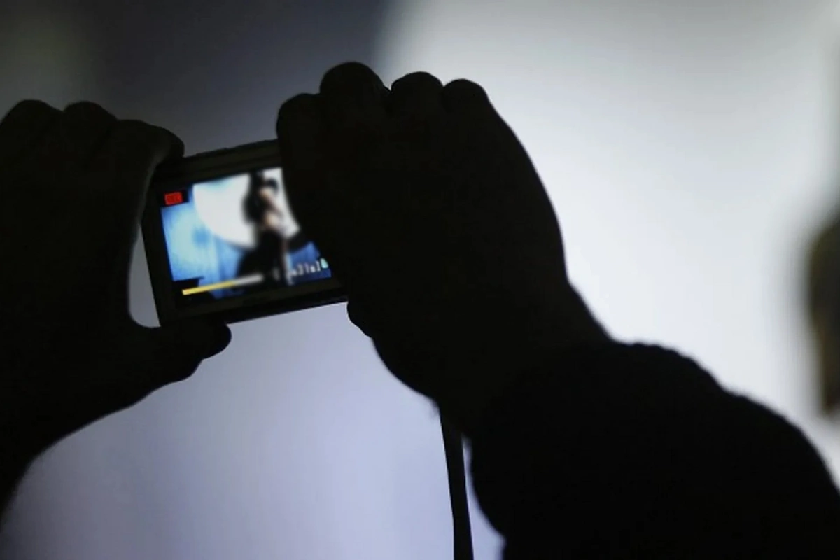 Vəzifəli şəxsləri şantaj edən reket jurnalistlə bağlı QƏRAR