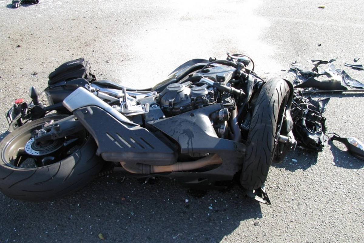 Bakıda yük avtomobili ilə motosiklet toqquşub, Rusiya vətəndaşı ölüb