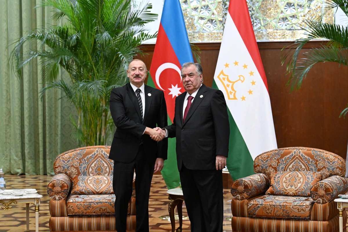 Düşənbədə Azərbaycan və Tacikistan prezidentlərinin təkbətək görüşü olub Düşənbədə Azərbaycan və Tacikistan prezidentlərinin təkbətək görüşü olub
