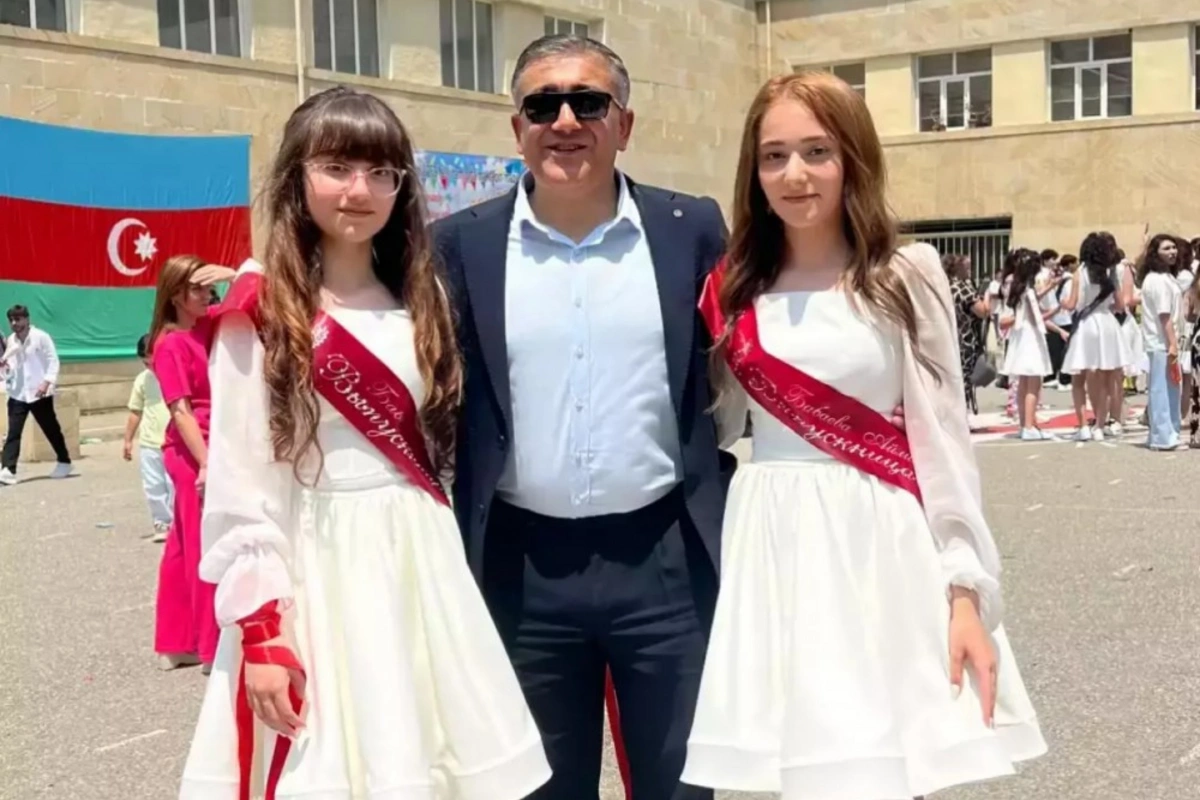 Tanınmış aktyorun hər iki qızı tələbə oldu Tanınmış aktyorun hər iki qızı tələbə oldu