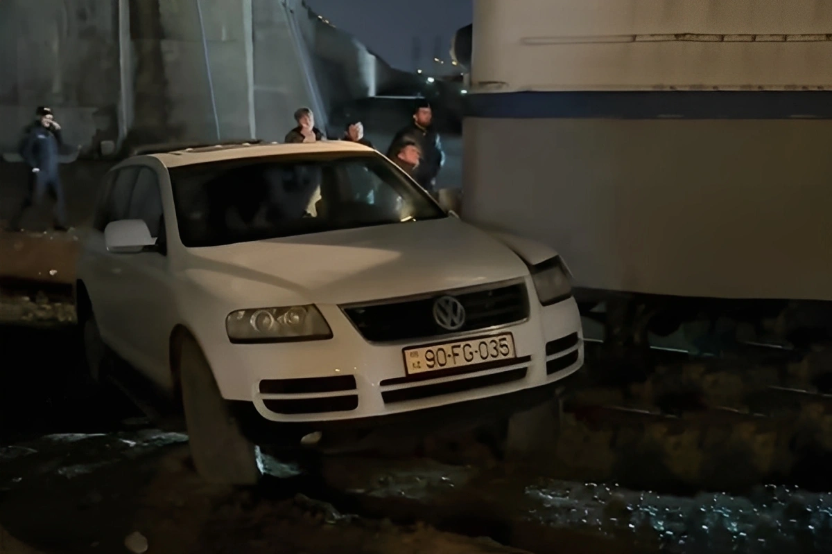 Hövsanda teplovoz minik avtomobili ilə toqquşub