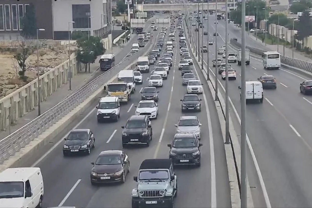 Bakının bəzi yollarında nəqliyyatın sıxlığı yaranıb