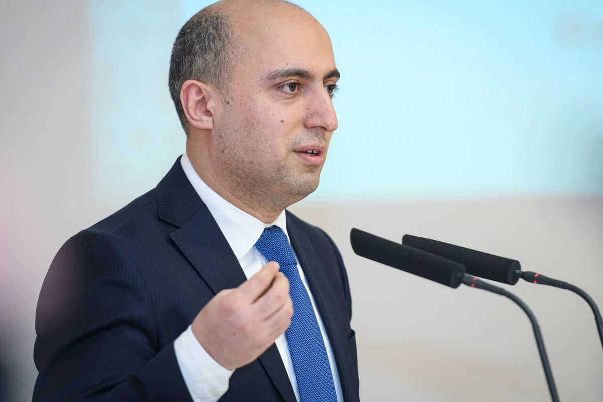 Nazir: Alimlərə sual verirəm ki, niyə sosial şəbəkələrdə aktiv deyilsiniz? Nazir: Alimlərə sual verirəm ki, niyə sosial şəbəkələrdə aktiv deyilsiniz?