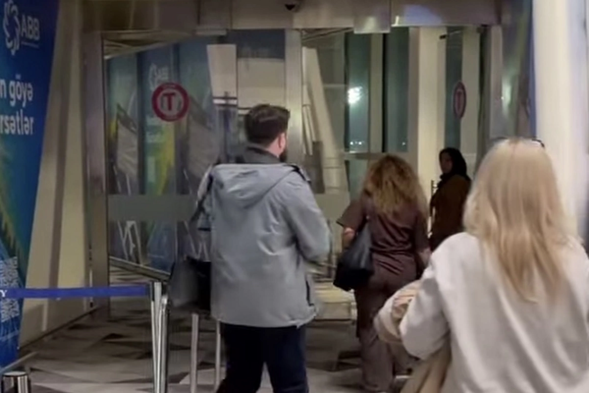 Azərbaycanlı qadın təyyarədə gərginlik yaratdı: İşdən çıxartdırım, siz də görün.