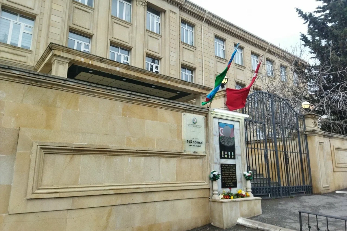 В Баку десятиклассник выпал из окна школы №163