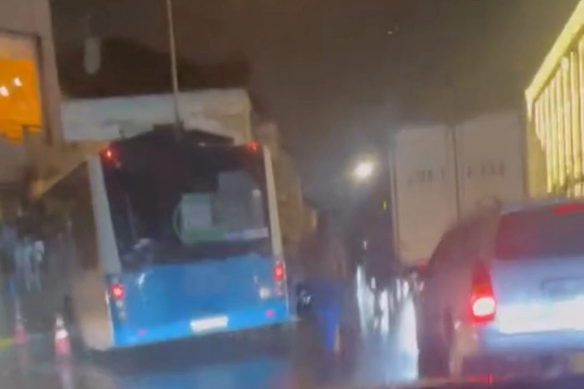 Bakıda avtobus zəncirvari qəzaya uğradı - Yaralı var