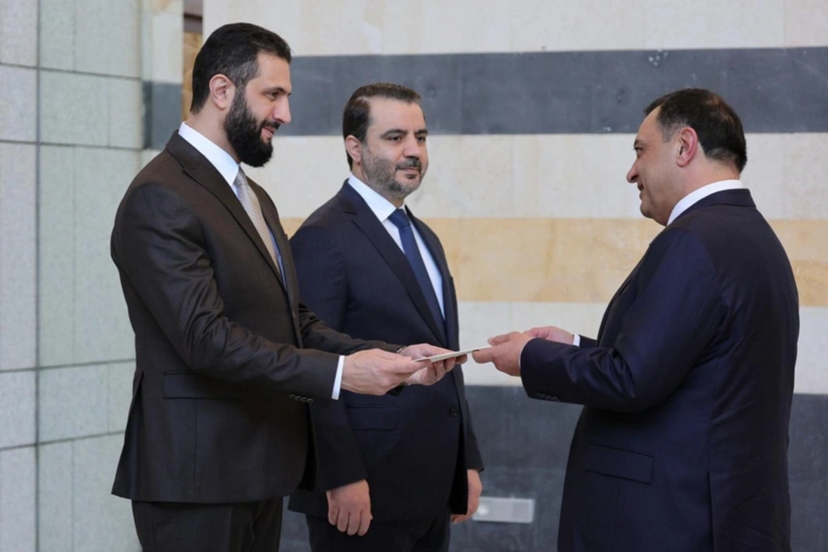 Ermənistanın Suriyadakı səfiri etimadnaməsini Əhməd əş-Şaraaya təqdim edib Ermənistanın Suriyadakı səfiri etimadnaməsini Əhməd əş-Şaraaya təqdim edib