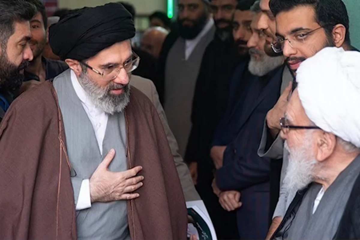 Müctəba Xamenei atasından nə ilə fərqlənir?