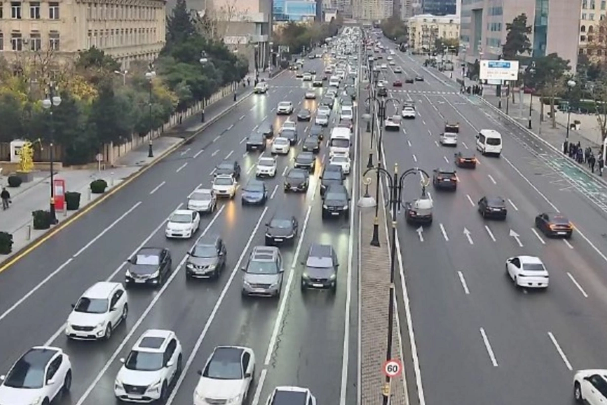 Bakının bəzi yollarında tıxac yaranıb