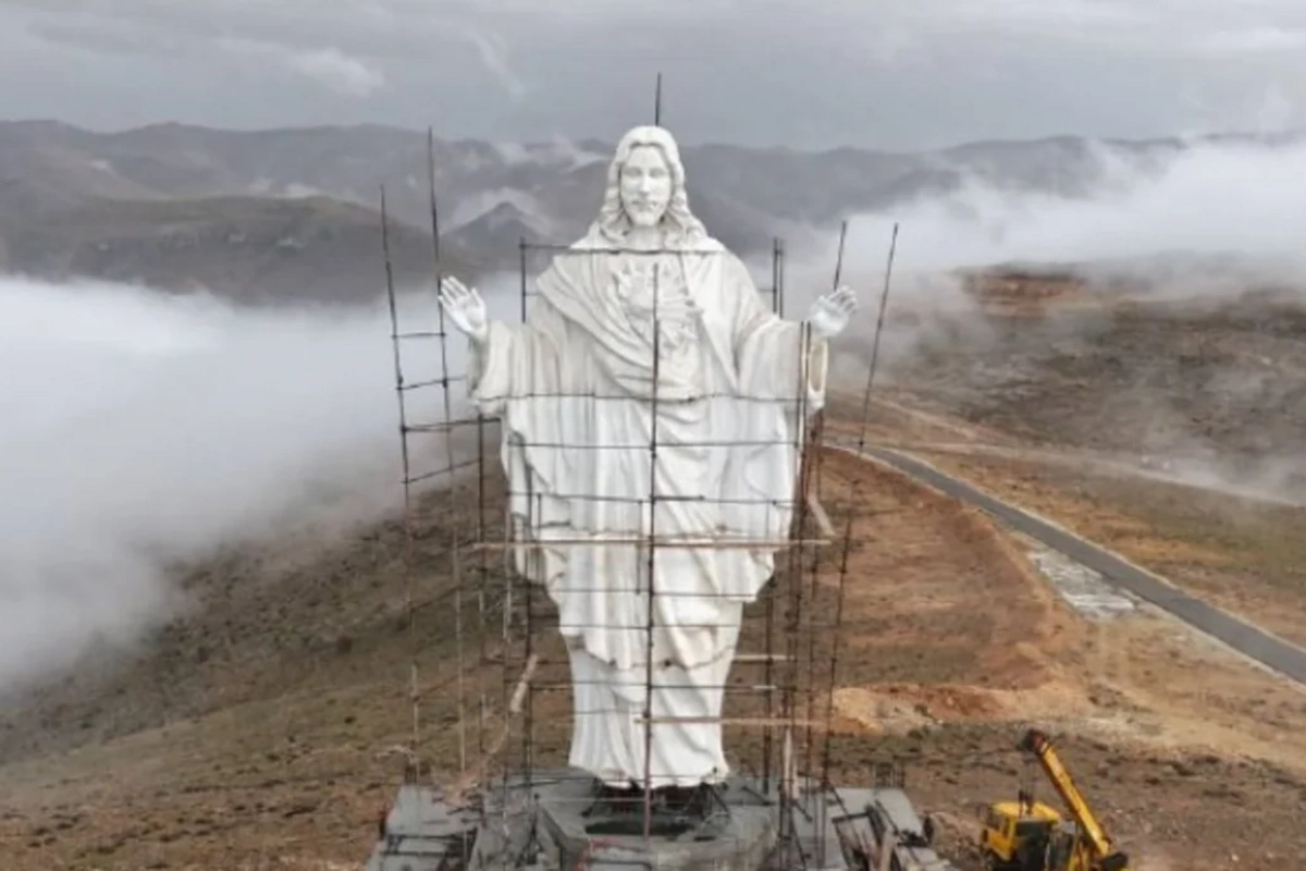 Livan-Suriya sərhədində İsa Məsihin 26 metrlik heykəli ucaldıldı