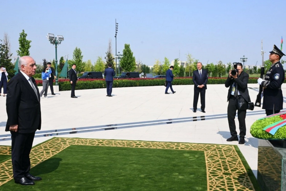 Əli Əsədov Daşkənddə Müstəqillik abidəsini ziyarət edib Əli Əsədov Daşkənddə Müstəqillik abidəsini ziyarət edib