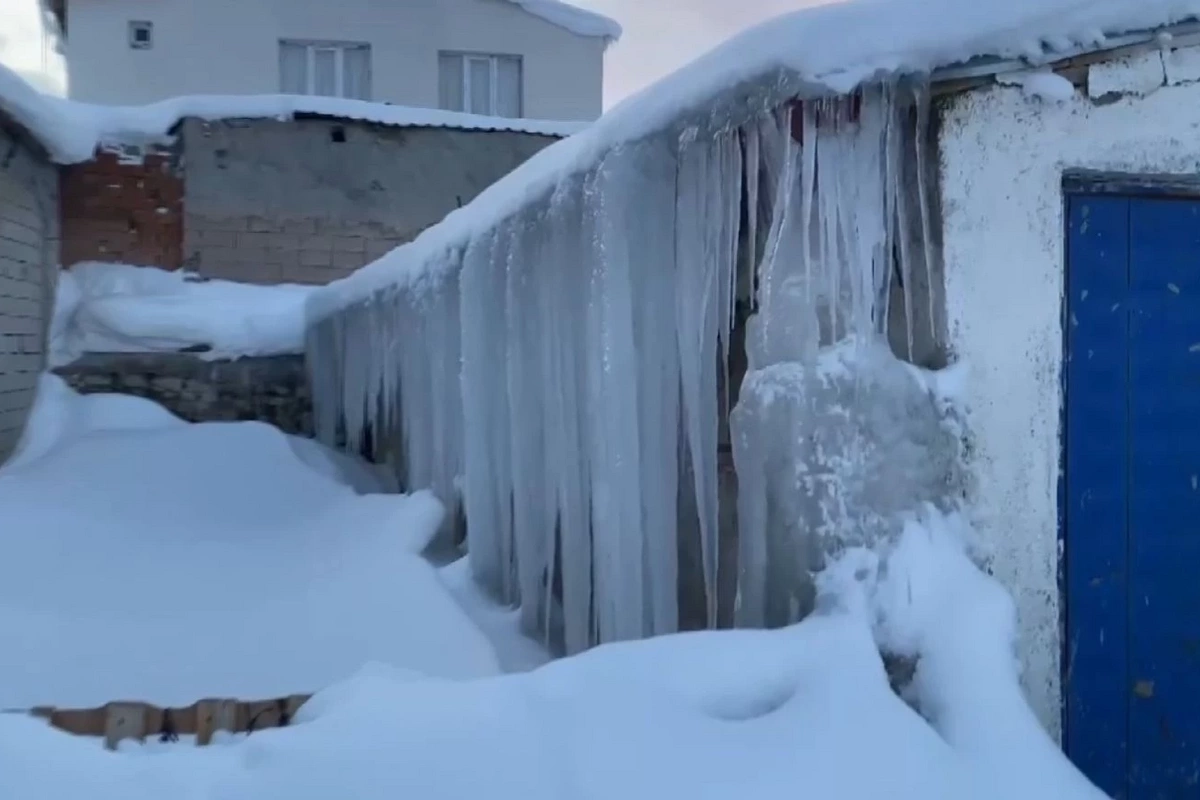 Kamçatkada yağan qarı GERİDƏ QOYDU! Bina hündürlüyündə qar yağdı