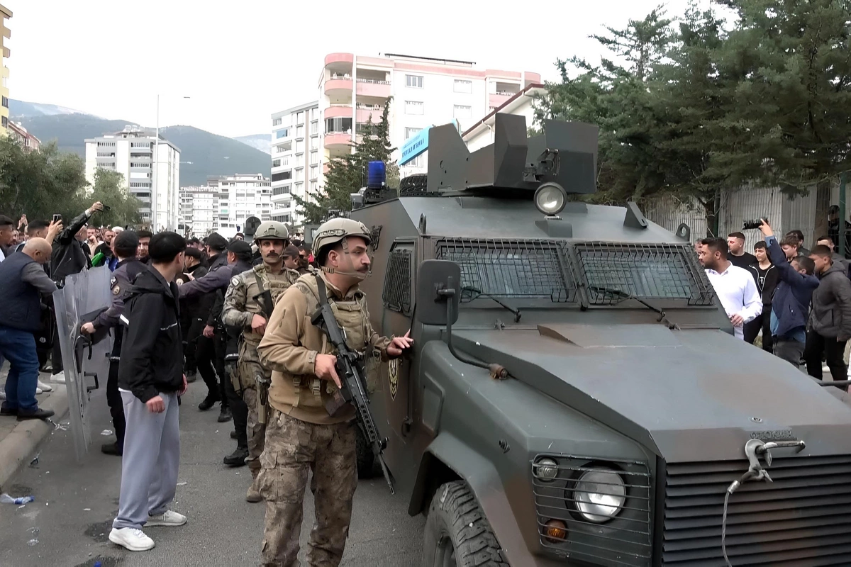 Məktəbdə 10 şagirdi öldürən İsanın cəsədi zirehli maşınla aparıldı, maşını saxlamağa çalışdılar