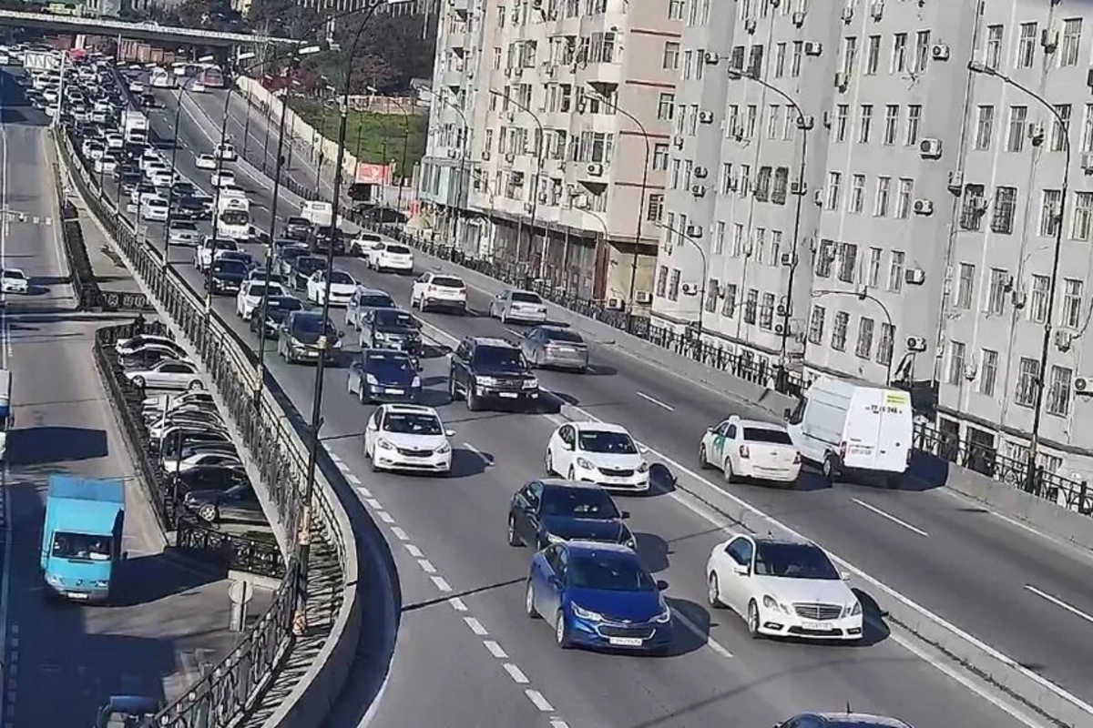 Bakıda 14 istiqamətdə tıxac müşahidə olunur