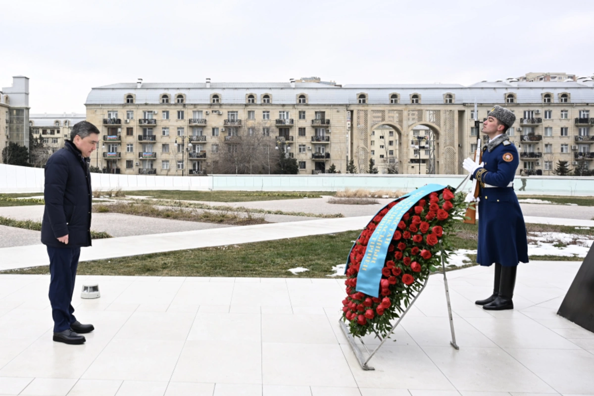 Qazaxıstanın Baş naziri Oljas Bektenov Bakıda Zəfər parkını ziyarət edib