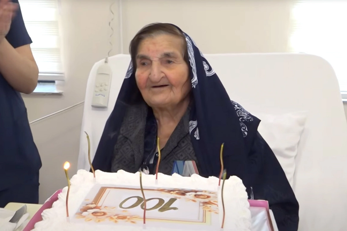 100 yaşlı Minəbəyim nənə yubileyini xəstəxanada qeyd etdi