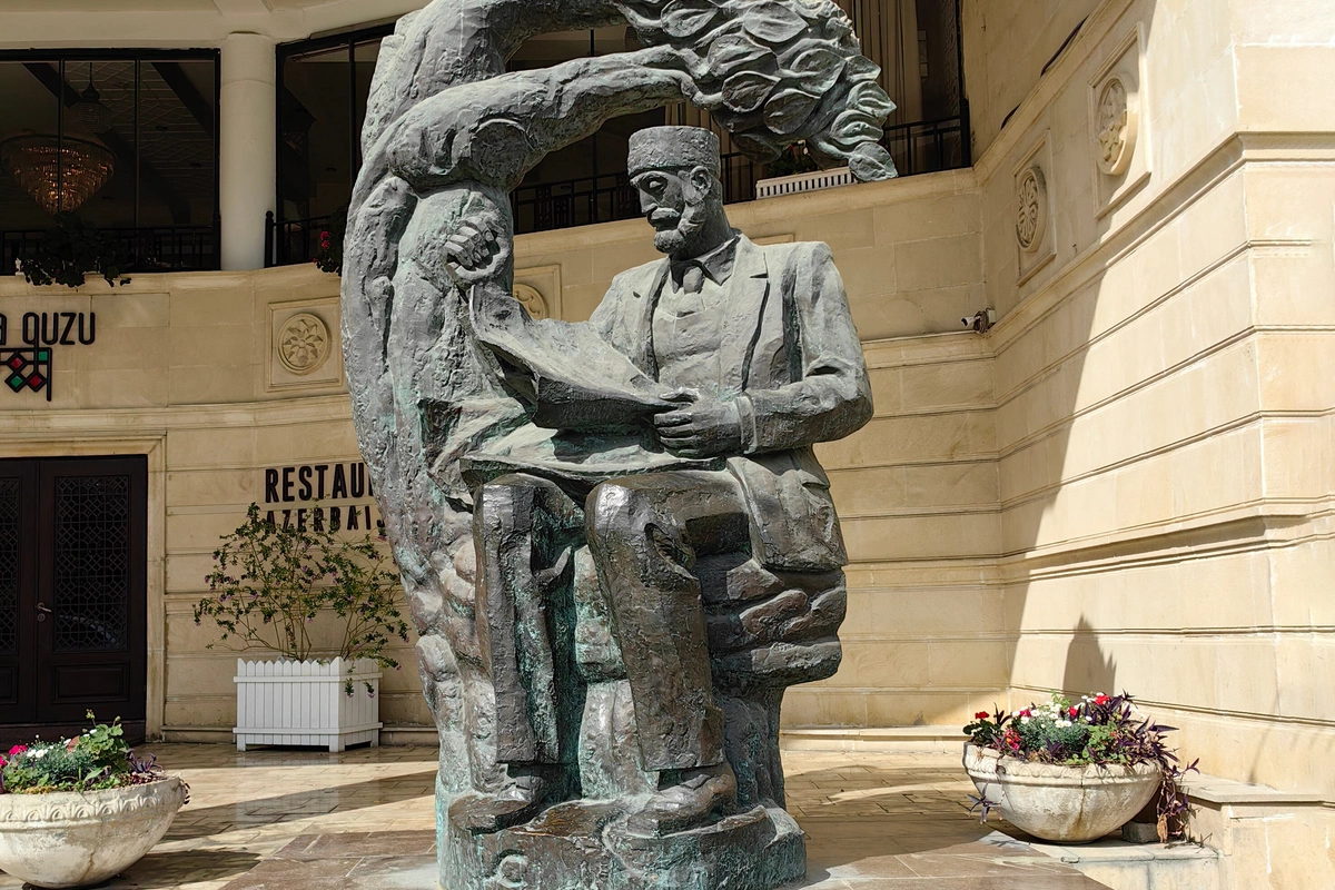 Həsən bəy Zərdabinin İçərişəhərdəki heykəlinin yerinin dəyişdirilməsi təklif olunur