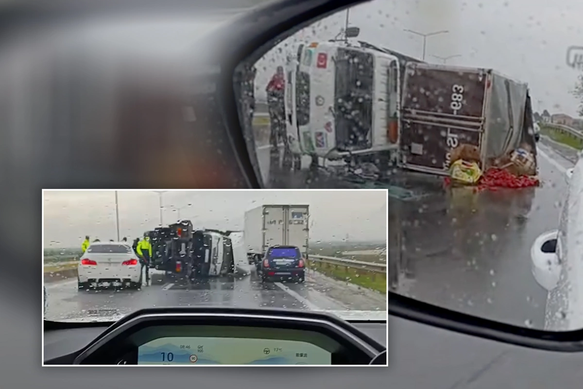 Yük maşını daşıyan evakuator aşdı - Məhsullar yola dağıldı