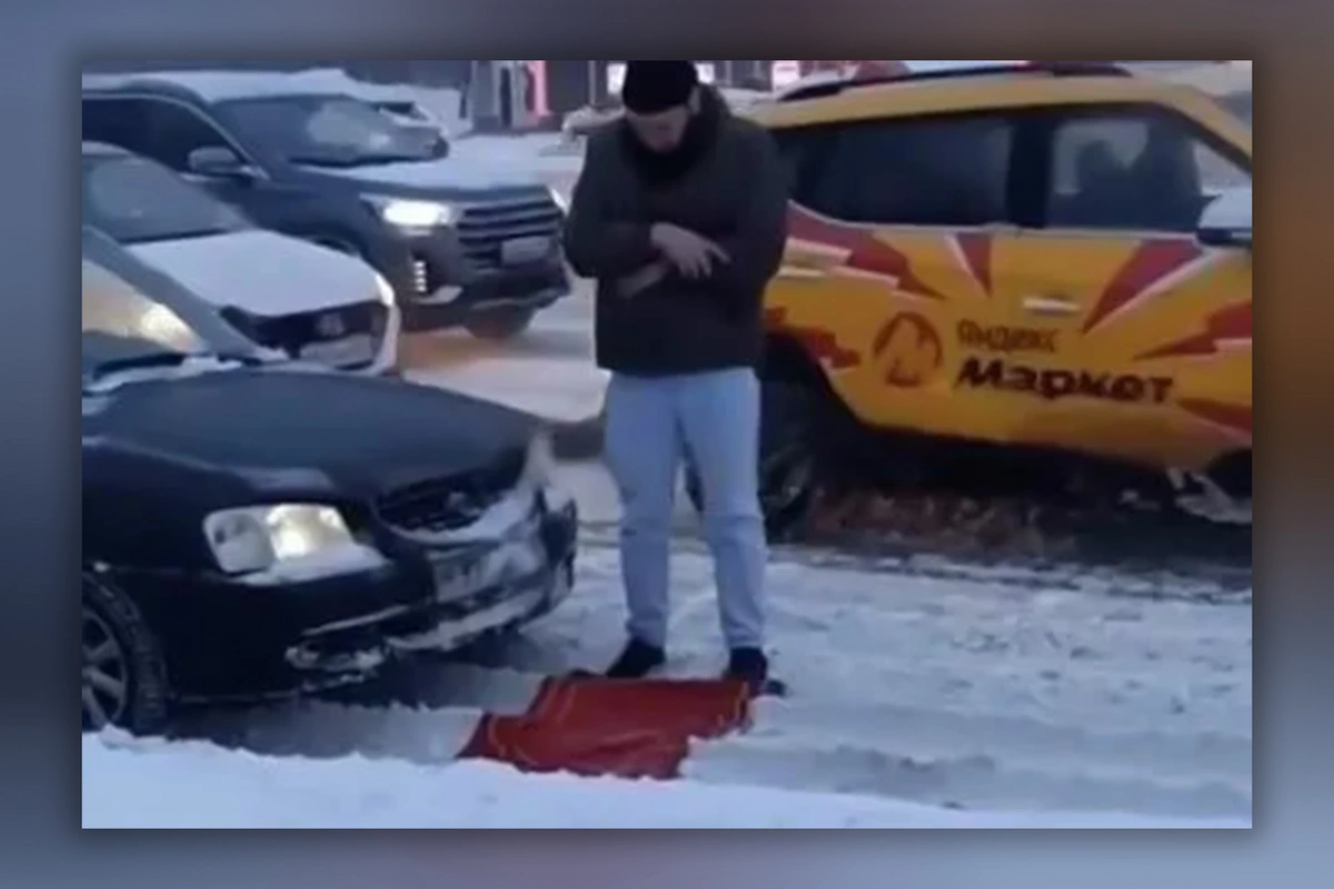 Moskvada yolun ortasında namaz qılan sürücü cərimələnib