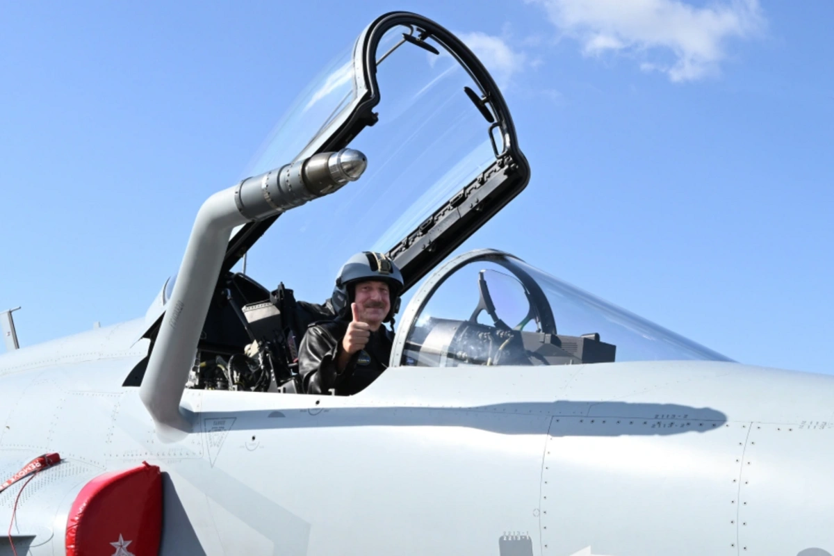 Президенту Ильхаму Алиеву представлены многоцелевые самолеты JF-17C Президенту Ильхаму Алиеву представлены многоцелевые самолеты JF-17C