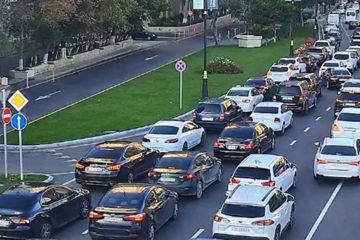 Bakının bir sıra yollarında tıxac müşahidə olunur Bakının bir sıra yollarında tıxac müşahidə olunur