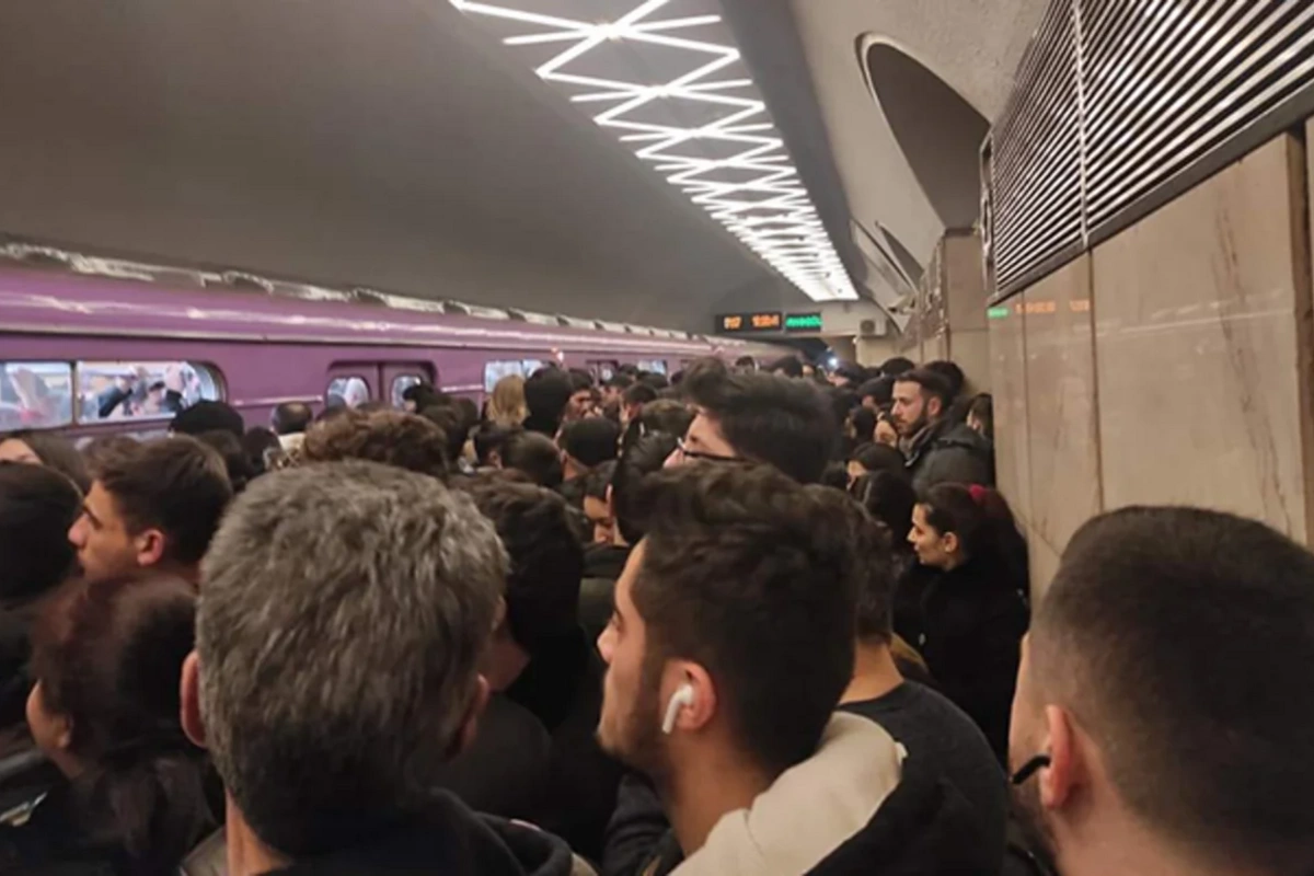 Bakı metrosunda pik saatlarda YENƏ PROBLEM: Qatarda nasazlıq yarandı, interval xeyli artdı