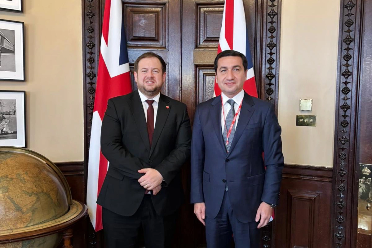 Hikmət Hacıyev Böyük Britaniyanın dövlət naziri ilə görüşüb