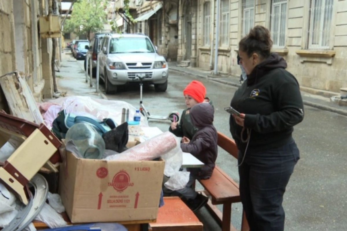Bakıda ailə evindən çıxarıldı: Övladları küçədə dərs oxuyurlar Bakıda ailə evindən çıxarıldı: Övladları küçədə dərs oxuyurlar