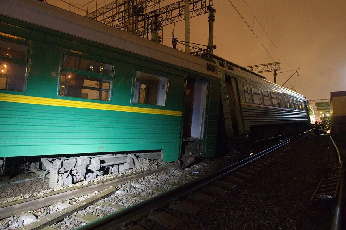 Rusiyada sərnişin qatarı relsdən çıxıb