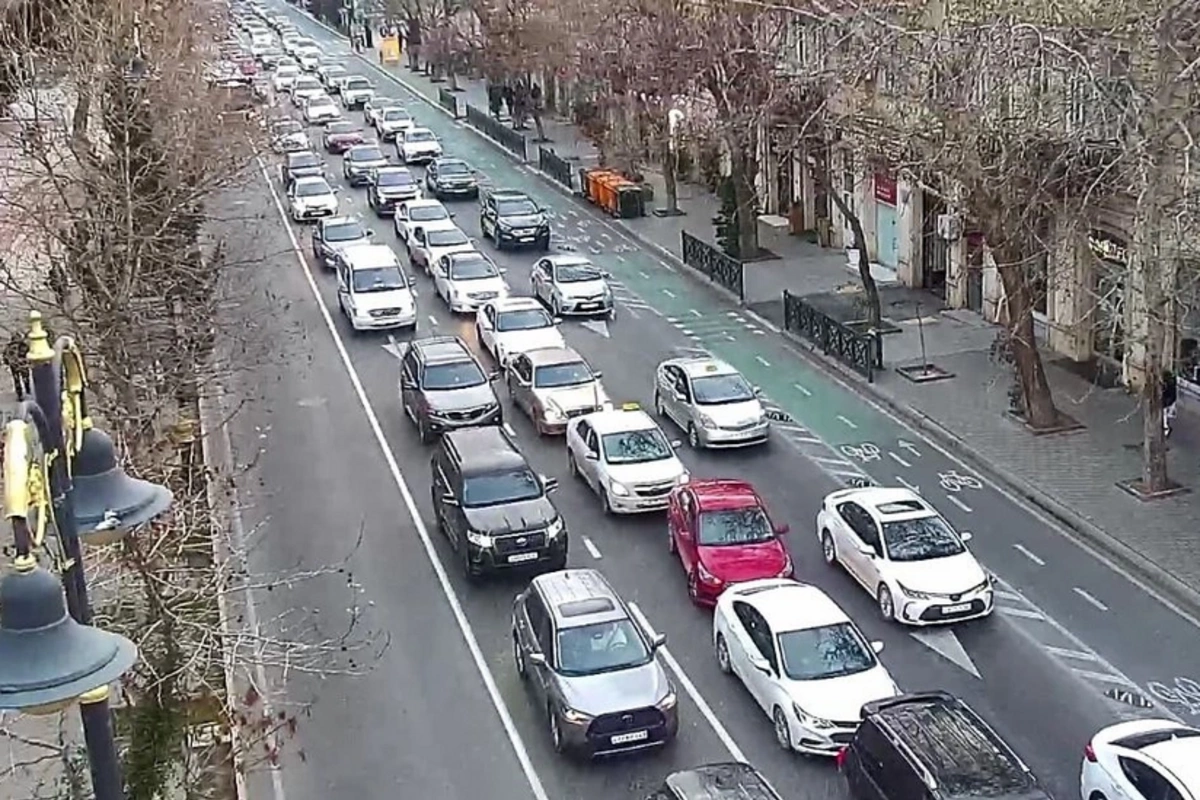 Bakının bir sıra yollarında tıxac yaranıb
