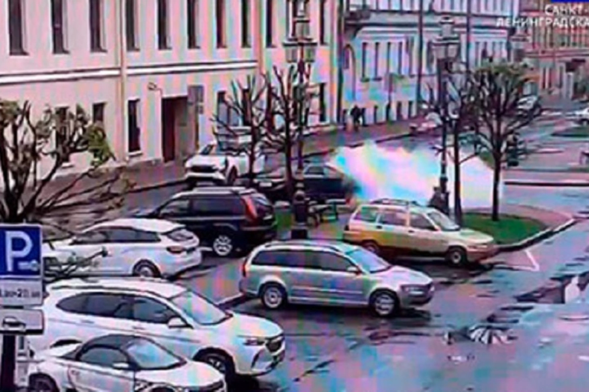 Rusiyada məktəbli polis əməkdaşının maşınını yandırdı - ANBAAN VİDEO Rusiyada məktəbli polis əməkdaşının maşınını yandırdı - ANBAAN VİDEO