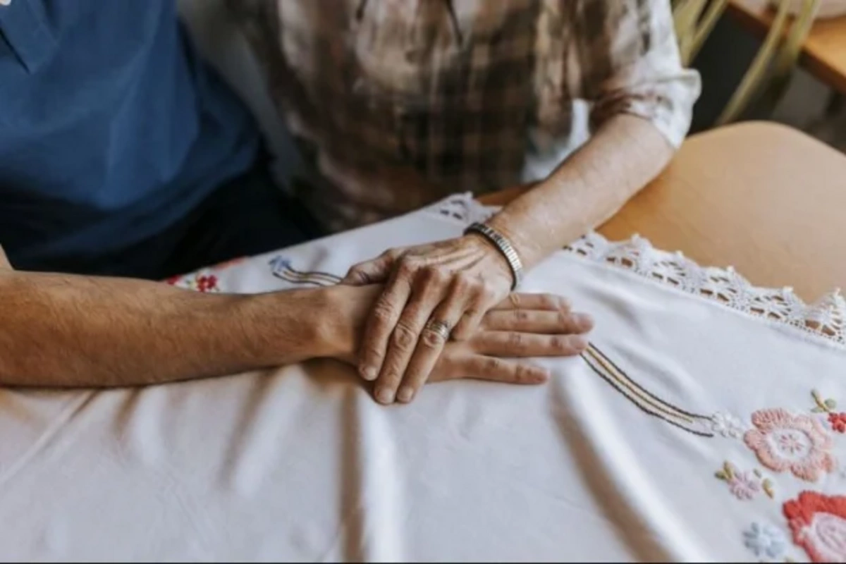 96 yaşlı qadın 18 yaşlı bəylə evləndi