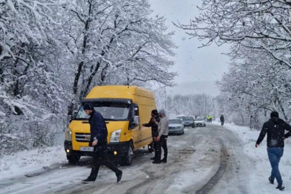 Sürücülərin NƏZƏRİNƏ: Ağsu aşırımında nəqliyyatın hərəkətində çətinliklər yaranıb