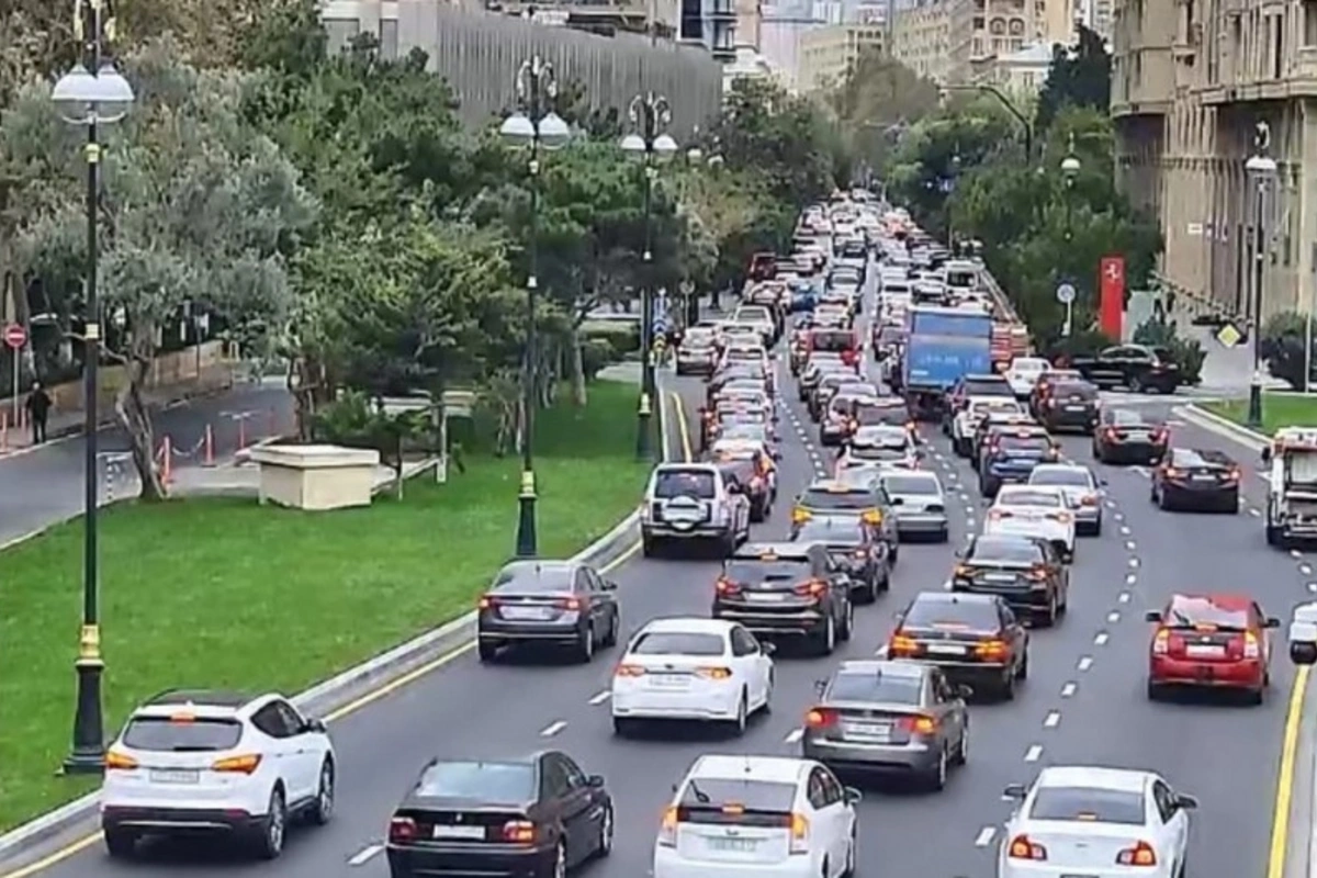 Bakının bir sıra yollarında tıxac müşahidə edilir Bakının bir sıra yollarında tıxac müşahidə edilir