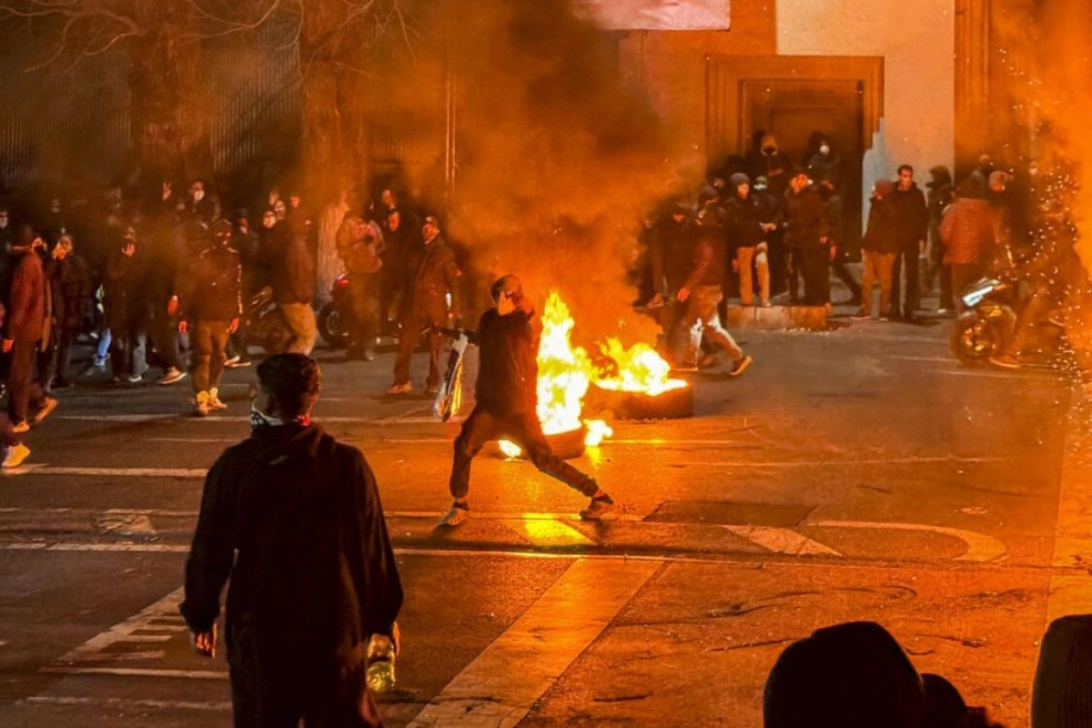 Протесты в Иране не утихают: убиты генерал и режиссер