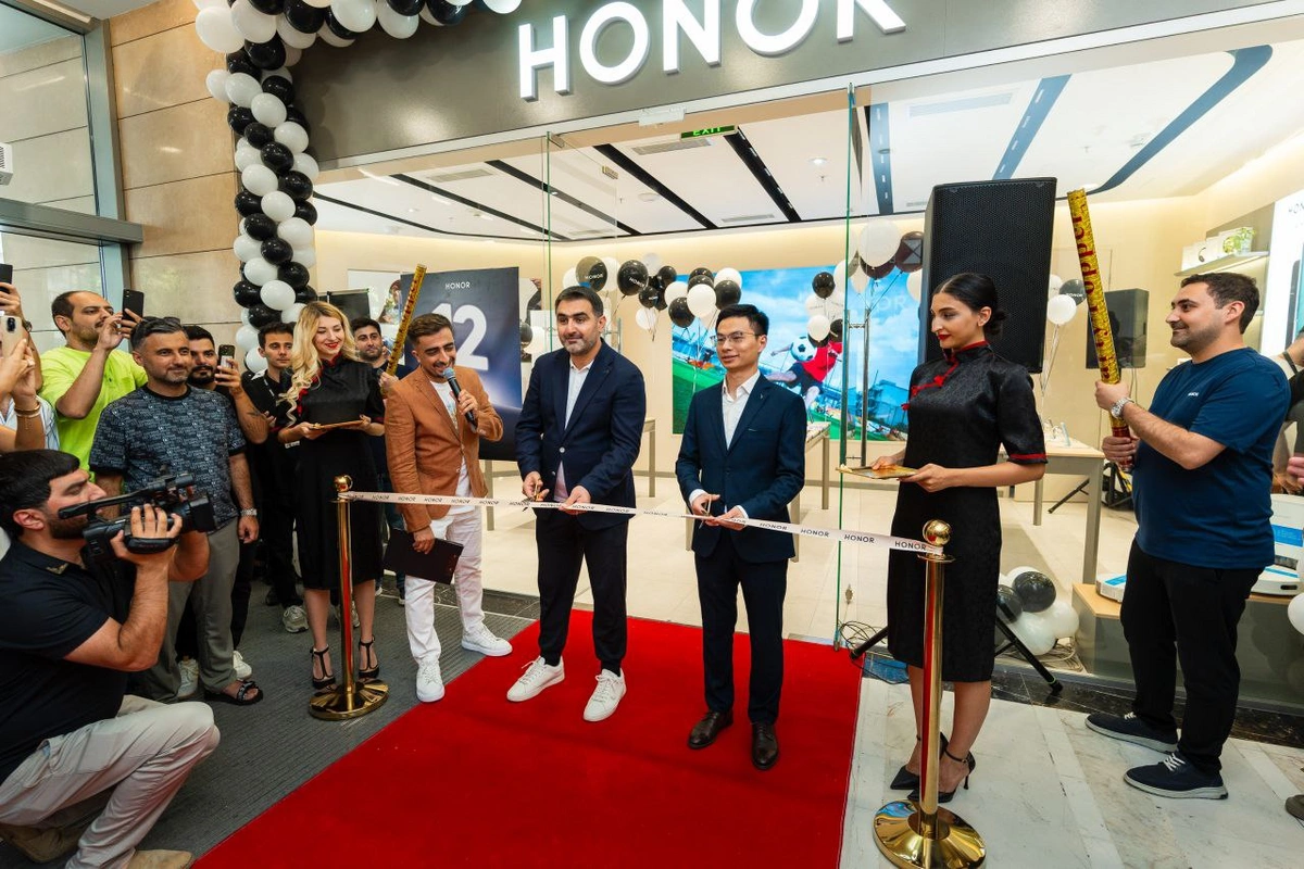 HONOR открывает первый фирменный магазин в Азербайджане HONOR открывает первый фирменный магазин в Азербайджане