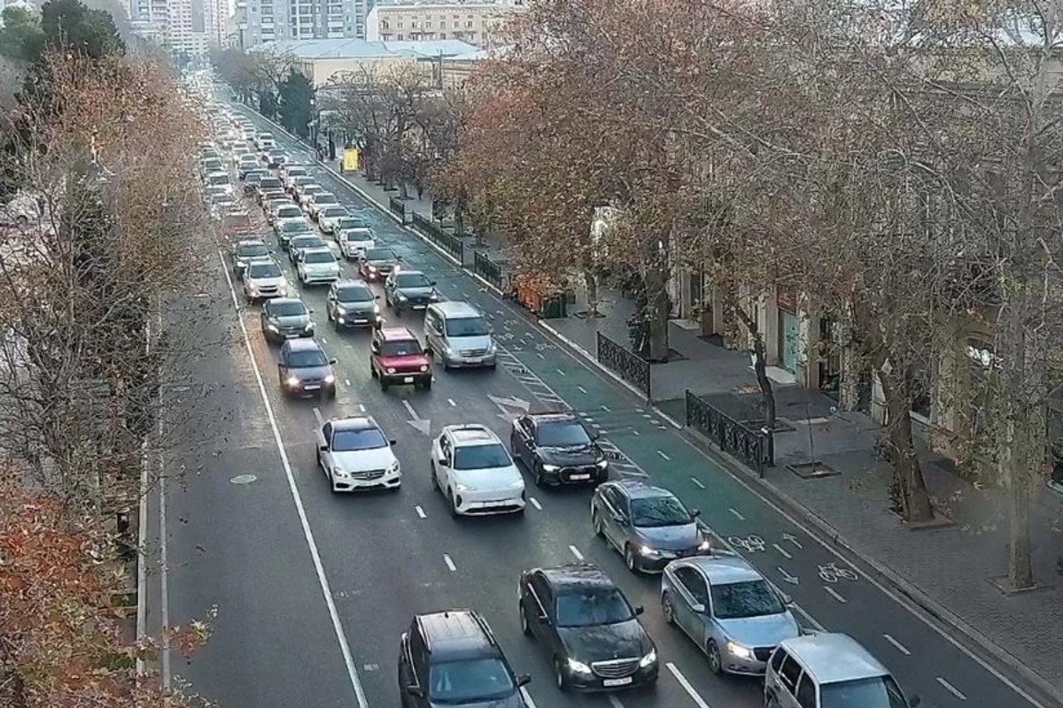 Bakının bir sıra yollarında tıxac yaranıb