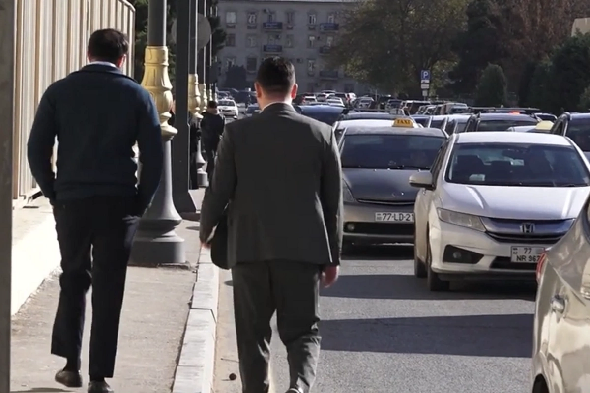 Nərimanov rayonundakı səki piyadalar üçün yararsız vəziyyətə düşüb